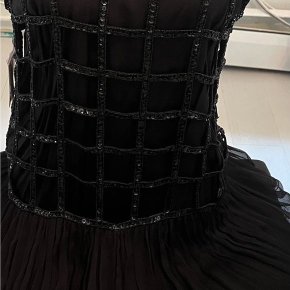 Gorgeous black dress. It’s to die for. It’s gorgeous in person - Picture 2 of 3